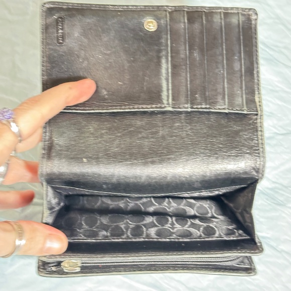 Coach wallet. Black leather. Credit card slots, 3 inside pockets 1 zipper pocket - Picture 7 of 16